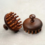 Dřevěný masážní kartáč na pokožku hlavy – rozměr 7,5 × 5,5 cm