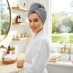 Šedý ručníkový turban pro snadné a šetrné sušení vlasů