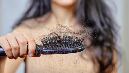 "Boj s vypadáváním vlasů: Trendy a novinky v péči o vaše vlasy"